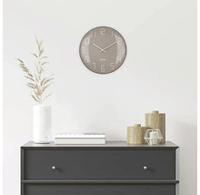 Scène décorative avec une horloge murale ronde au-dessus d''une commode.