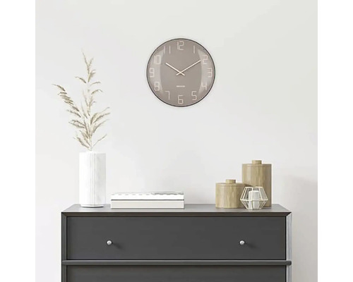 Scène décorative avec une horloge murale ronde au-dessus d''une commode.