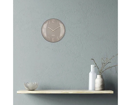 Horloge murale avec cadran sur une étagère avec des objets de décoration