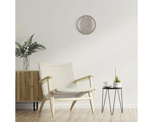 Salon avec chaise, horloge et table d''appoint
