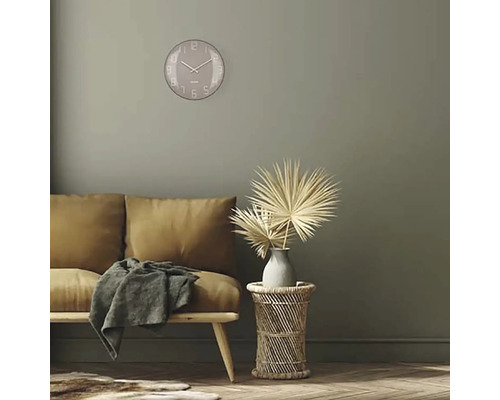 Salon avec canapé, table d''appoint, décoration et horloge murale ronde