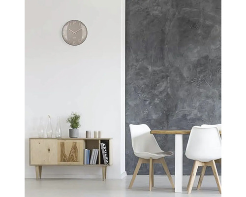 Salon avec horloge murale, buffet, table et chaises