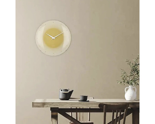 Wanduhr im Wohnzimmer über einem Tisch mit Teekanne und Vase