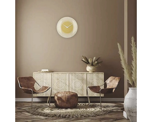 Wohnzimmer mit Kommode, zwei Stühlen, Teppich, Hocker und Wanduhr