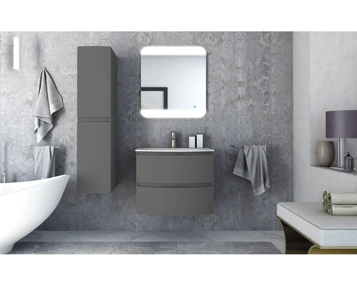 Salle de bain moderne avec meuble sous-lavabo, armoire de toilette et serviettes.