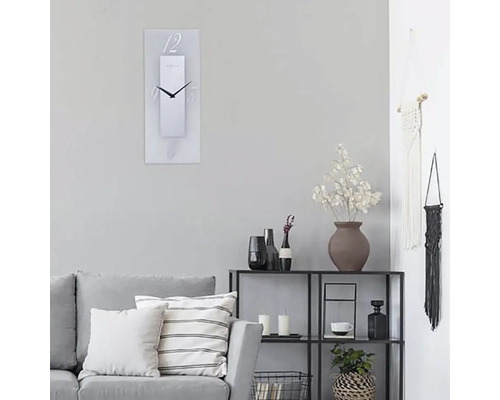 Wohnzimmer mit Sofa, Regal und rechteckiger Wanduhr mit Ziffern