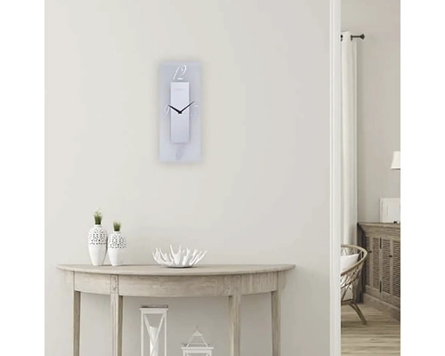 Wanduhr im Wohnzimmer über einem Tisch