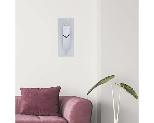 Wohnzimmer mit einer rechteckigen Wanduhr über einem Sofa