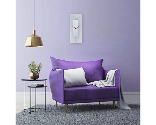 Wohnzimmer mit Sessel, Uhr und Beistelltisch