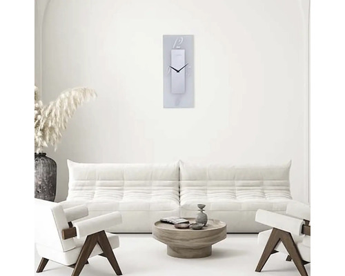 Wohnzimmer mit Sofa, Sessel, Couchtisch und rechteckiger Wanduhr