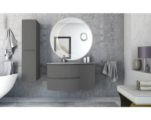 Modernes Badezimmer-Interieur mit grauem Waschtischunterschrank, Spiegelschrank und beleuchtetem Spiegel
