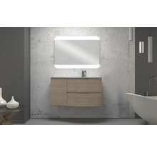 Salle de bains avec meuble sous-lavabo, miroir avec éclairage et baignoire