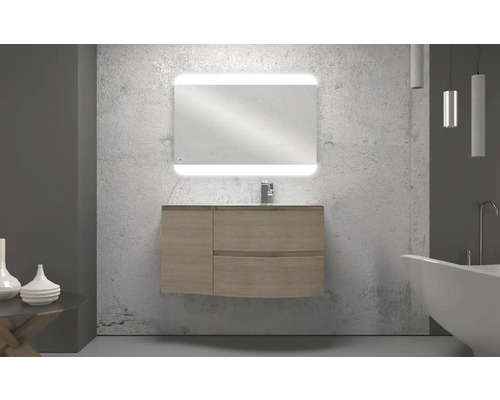 Salle de bains avec meuble sous-lavabo, miroir avec éclairage et baignoire