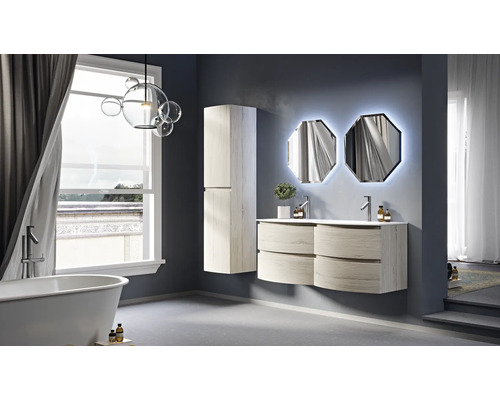 Modernes Badezimmer mit Waschtisch, Spiegelschrank, Badewanne und Fenster