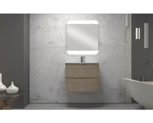 Badezimmer mit Waschtischunterschrank, Waschbecken, beleuchtetem Spiegel und Badewanne