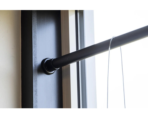 Detailaufnahme einer Gardinenstange mit Seilaufhängung zur Fensterdekoration