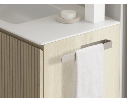 Vue détaillée d''un meuble sous-lavabo avec porte-serviettes et serviette