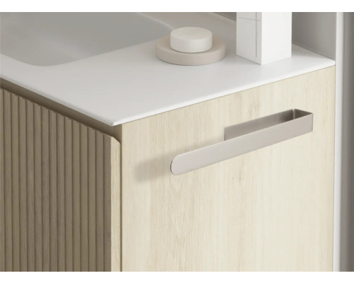 Détail d''une armoire de salle de bains avec porte-serviettes