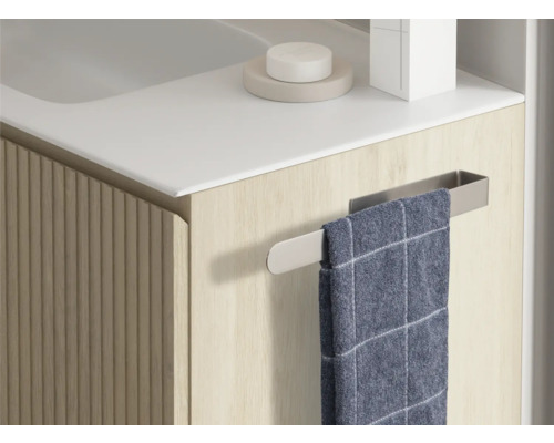 Vue détaillée d''un meuble sous-lavabo avec porte-serviettes et serviette