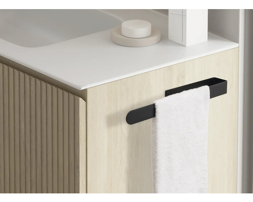 Gros plan d''une armoire de salle de bains avec porte-serviettes et serviette.