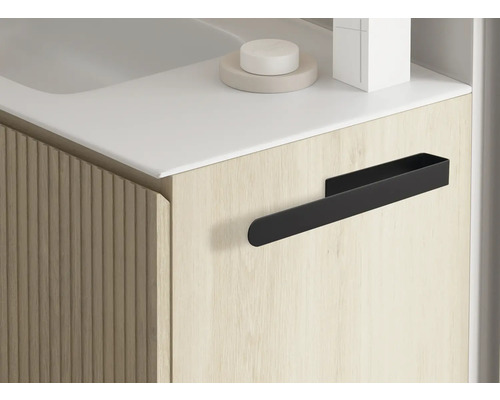 Gros plan d''un meuble sous-vasque avec porte-serviettes