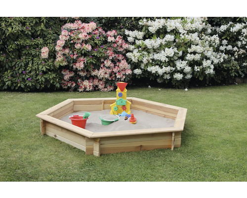 Bac à sable en bois avec jouets dans le jardin