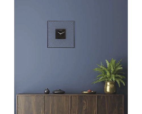 Dekoratives Wohnzimmer mit einer quadratischen Wanduhr und Holzkommode