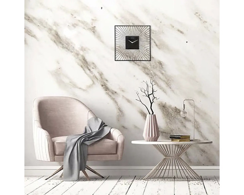 Wohnzimmer mit Sessel, Tisch und Wanduhr vor einer Marmorwand