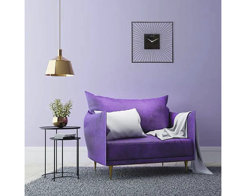 Wohnzimmer mit Sessel, Beistelltisch, Hängelampe und Wanduhr