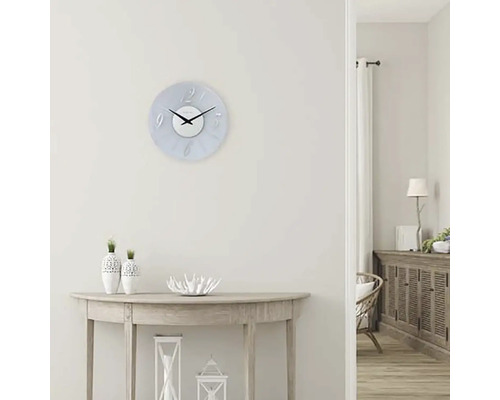 Helle Inneneinrichtung mit Wanduhr, Kommode und Tisch