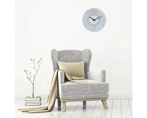 Wohnzimmerszene mit Sessel und Wanduhr