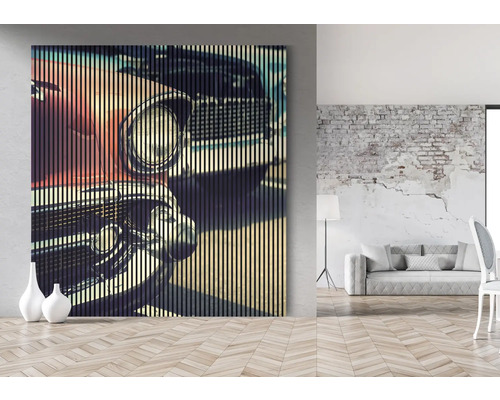Dekoratives Wandpaneel mit einem Oldtimer-Motiv in einem Wohnraum.