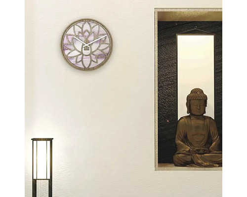 Intérieur avec horloge murale en forme de fleur de lotus et statue de Bouddha