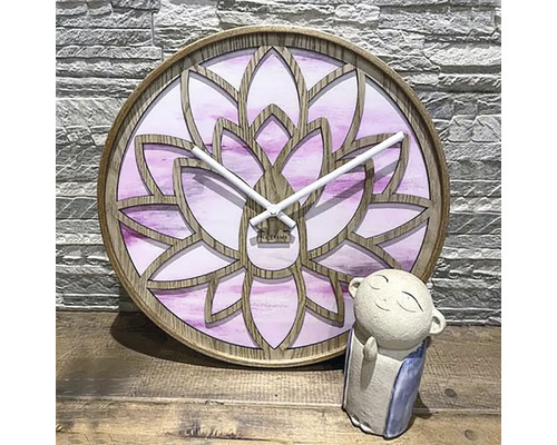 Horloge murale avec cadre en bois et motif de fleur de lotus