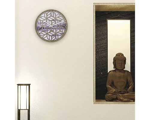 Décoration murale avec une horloge et une statue de Bouddha dans une étagère