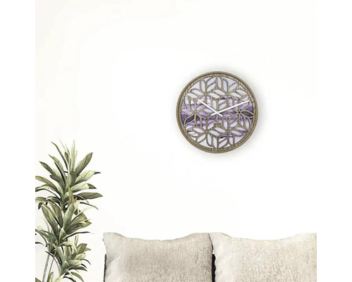 Horloge murale décorative avec un motif floral dans le salon.