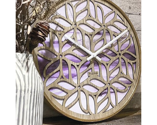 Horloge murale avec motif en bois et aiguilles