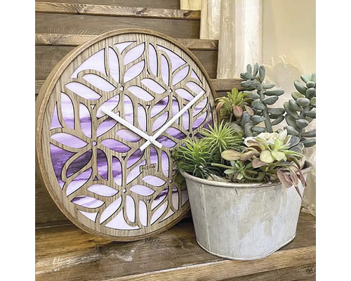 Horloge murale décorative en bois avec motif de feuilles et plantes succulentes dans un pot sur une étagère en bois.