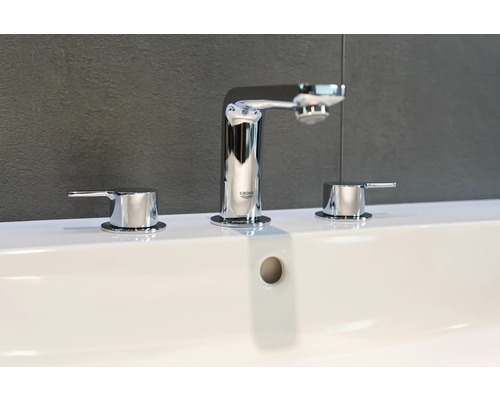 Armatur mit drei Löchern auf einem Waschbecken