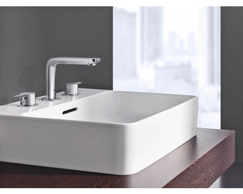 Modernes Waschbecken mit Armatur auf einer Holzplatte