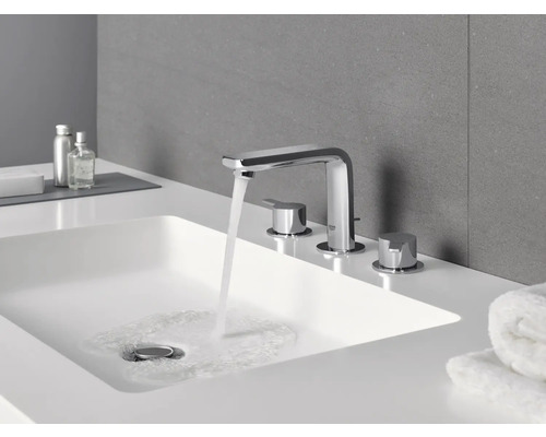 Wasserhahn mit fließendem Wasser in einem Waschbecken