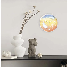 Scène décorative avec horloge murale, vase, plante et sculpture sur une étagère.