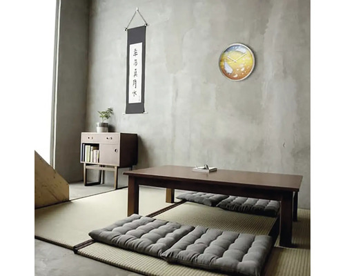 Helles Zimmer mit Tatami-Matten, Sitzkissen, Tisch und Wanddekorationen