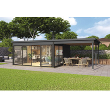 Garten Szene mit einem Gartenhaus mit Glasfront und einem überdachten Essbereich mit Tisch und Stühlen