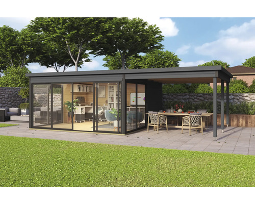 Scène de jardin avec une maison de jardin avec façade en verre et un coin repas couvert avec table et chaises