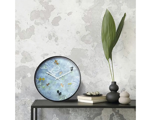 Horloge murale avec motif de poisson rouge sur une étagère noire