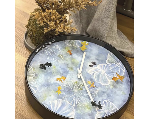 Horloge murale décorative avec motifs de poissons et nénuphars
