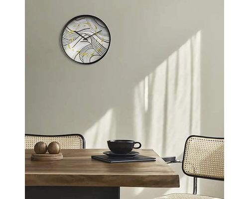 Szene mit einer Wanduhr über einem Holztisch mit Geschirr und Stühlen.