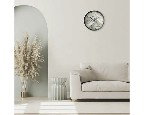 Wohnzimmer mit Sofa und dekorativer Wanduhr