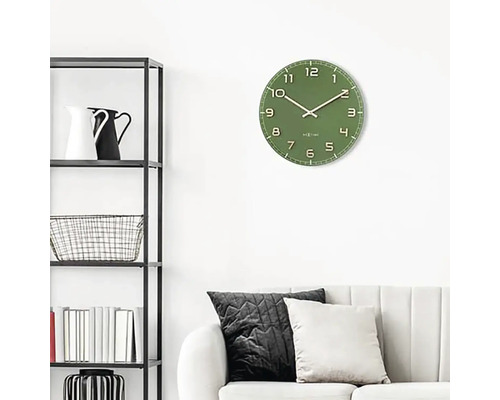 Wanduhr im Wohnzimmer mit Regal und Sofa.